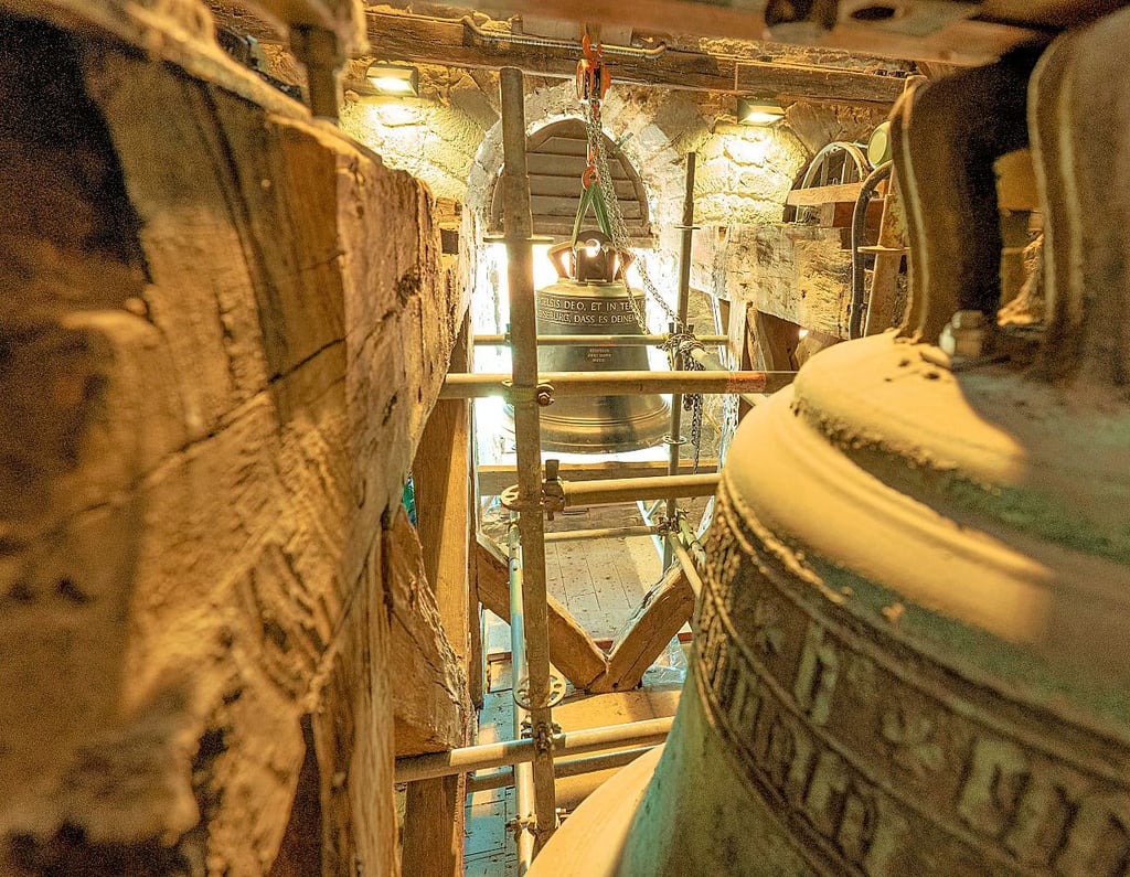 Die neue Glocke (im Hintergrund) auf dem Weg in den Glockenstuhl. Dort wird sie künftig dreimal am Tag erklingen.