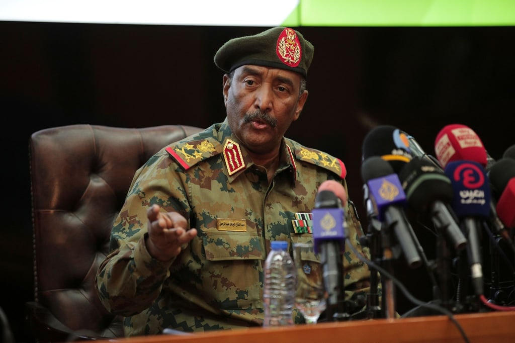 General Abdel Fattah al-Burhan gibt in Khartum eine Pressekonferenz.