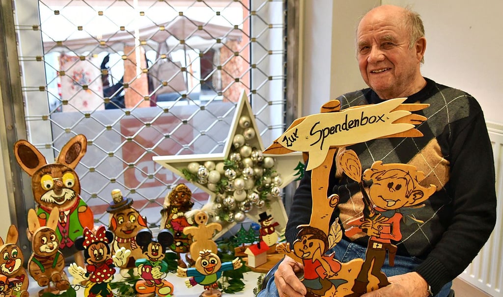 Dietmar Neubauer will dem Kinderhospiz helfen. Hier sitzt er vor einem Bruchteil seiner selbst gebastelten Holzfiguren.