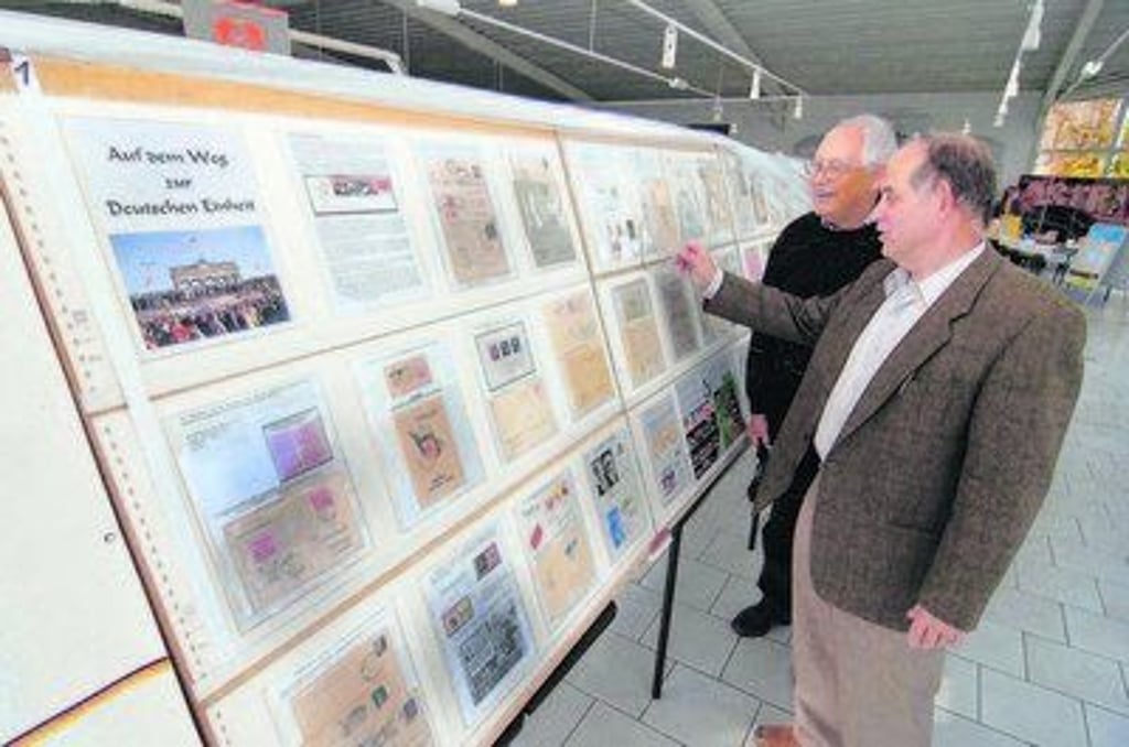 Wolfgang Hoffmann von den Zeitzer Philatelisten (rechts) fachsimpelt mit Gerhard Fülle über die Exponate. Der war aus Stuttgart gekommen, nur um diese Ausstellung anlässlich 20 Jahre Grenzöffnung zu sehen. (Archivbild)
