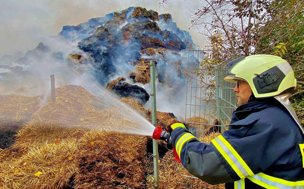 Feuerwehrmann Ronald Duft von der Feuerwehr Aderstedt beim Ablöschen der Glutnester.