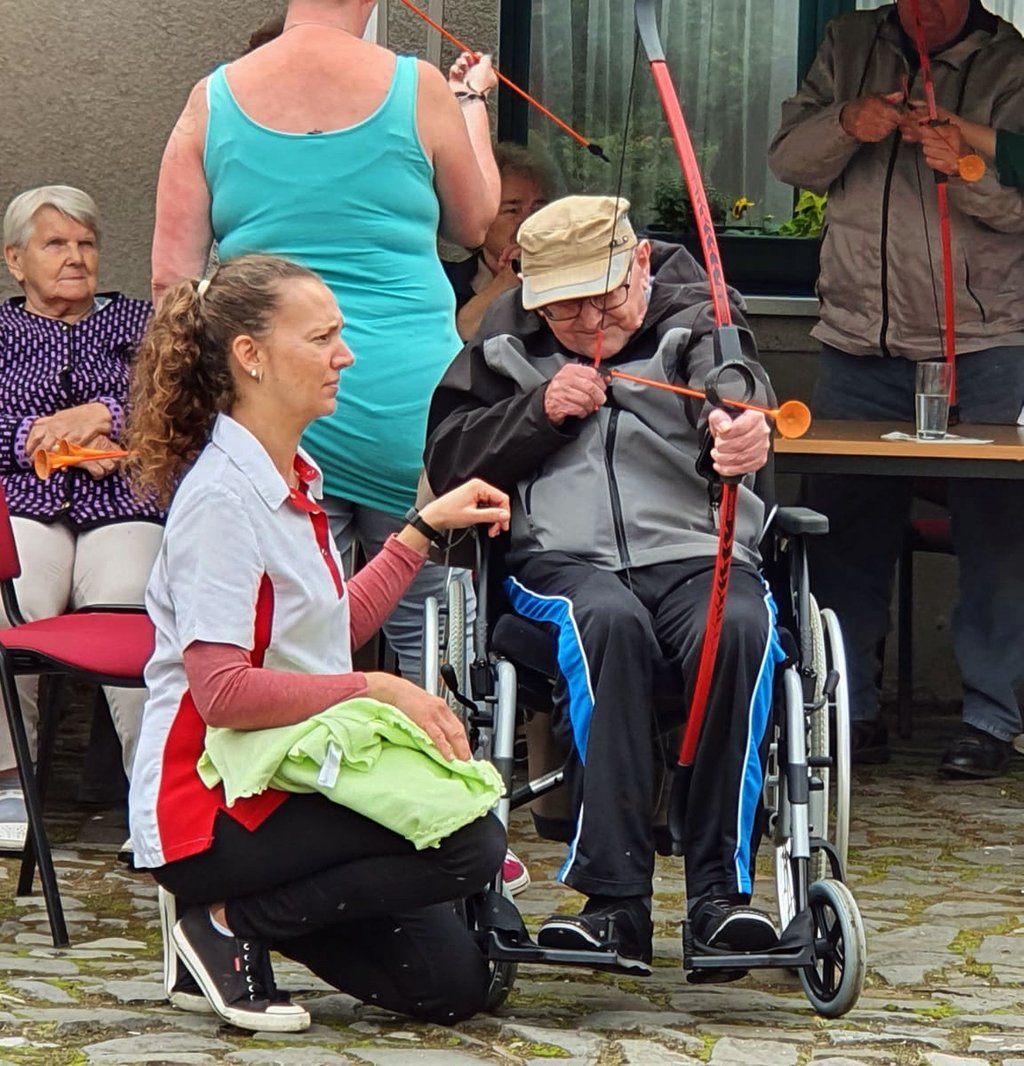 Bogenschießen ist ein Freizeitvergnügen ohne Altersgrenzen und geht auch im Rolli, wie die Tagespflegegruppe des Rot-Kreuz-Zentrums "Obere Aller" beim Besuch im Jugendclub unter Beweis stellte.