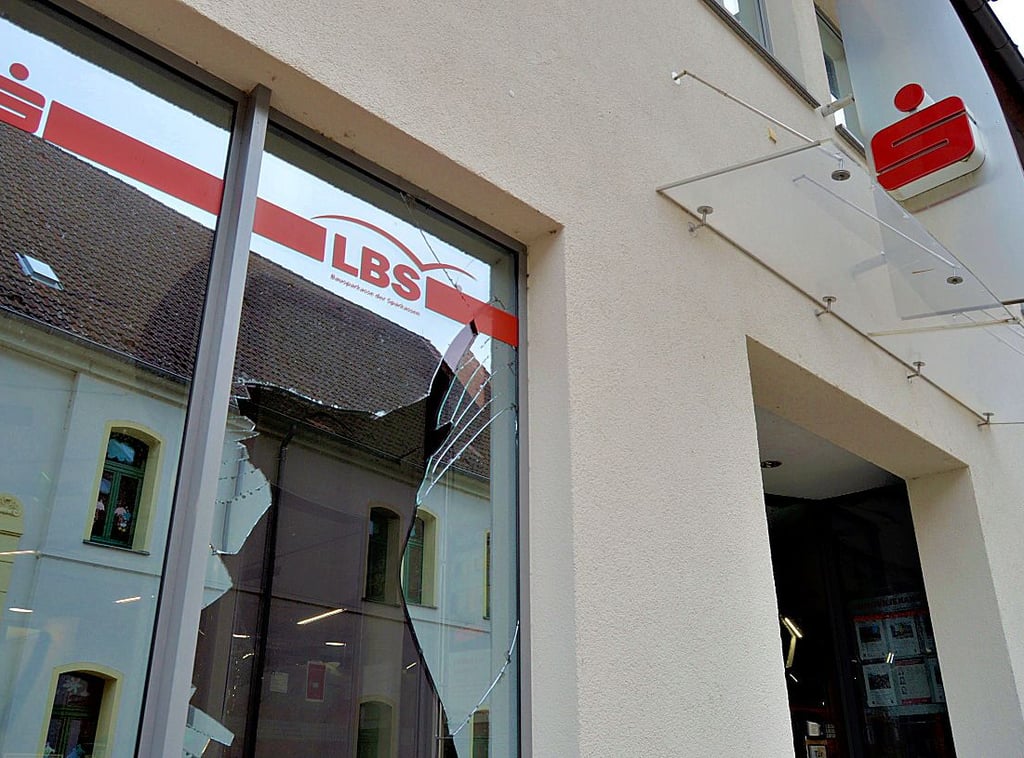Die Schäden an der Sparkasse in der Pestalozzistraße in Lützen waren am Mittwoch deutlich sichtbar. Sie bleibt wohl Monate geschlossen.