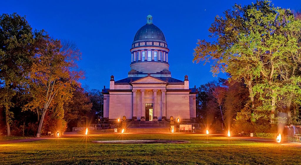 Das Mausoleum im Fackelschein.