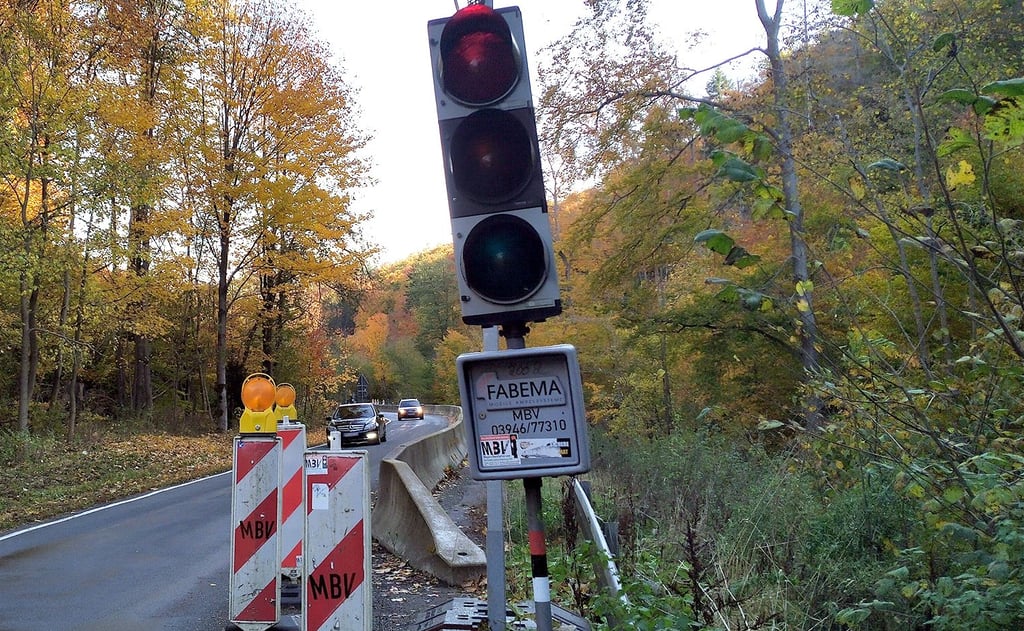 Ampeln leiten seit November 2017 den Verkehr an zwei Engstellen im Trecktal zwischen Elbingerode und Heimburg vorbei.