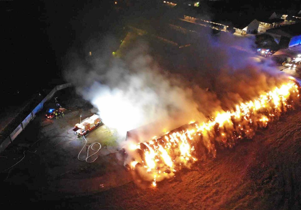 Auf dem Gelände des Milchviehbetriebes Hof Pfaffendorf brannten Strohdiemen nur 100 Meter von den Stallanlagen entfernt.