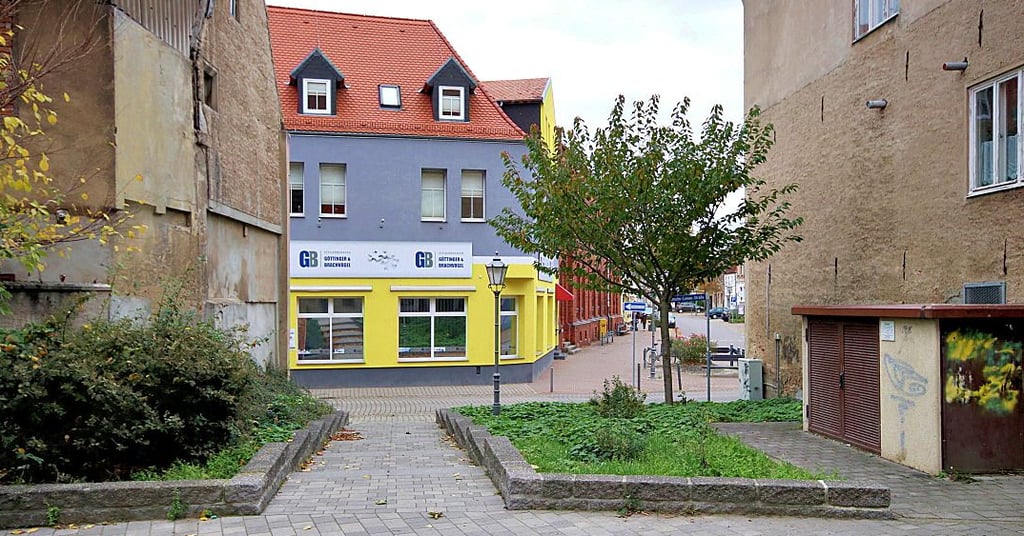 Der Durchgang von der Stephanikirche zur Schloßstraße ist heute frei. Das Gebäude, welches hier stand, wurde abgerissen.