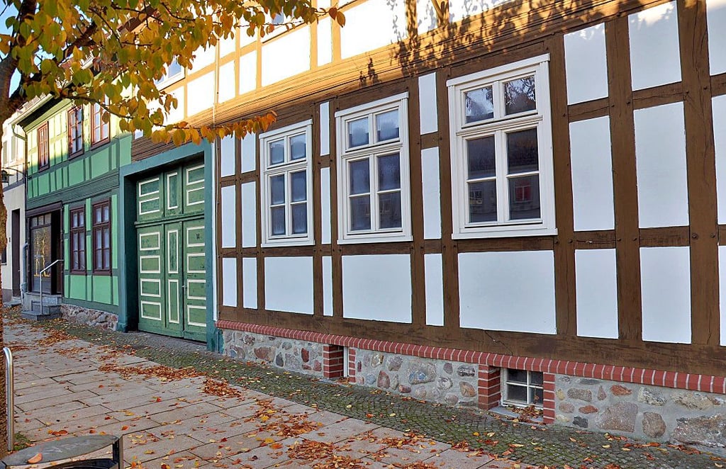 Blick auf das vordere Gebäude des Musikmarkthallen-Gundstückes am Großen Markt in Osterburg.
