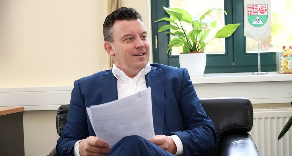 Gut eine Stunde hat sich Landrat André Schröder (CDU) für das Gespräch über seine ersten 100 Tage im Amt Zeit genommen. Die MZ hat ihn dafür in seinem Büro in der Kreisverwaltung in Sangerhausen besucht.
