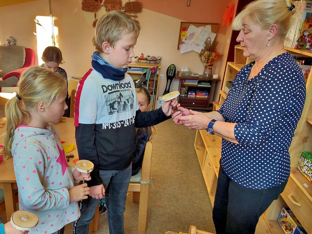 Horterzieherin Antje Klose leitete am Donnerstagvormittag das Basteln von Laubwichteln im Hort an und gab den Mädchen und Jungen dabei auch erforderliche Hilfe.