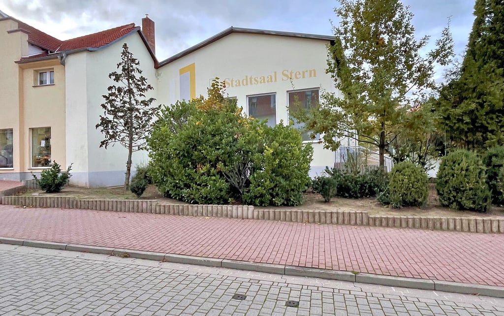 Der Stadtsaal „Stern“ in Hecklingen wurde früher sehr oft auch für private Feiern genutzt. Seitdem der Stadtrat die Nutzungsgebühren auf Druck der Kommunalaufsicht erhöht hat, hält sich die Vermietung in Grenzen. Hier finden auch die Ratssitzungen statt.