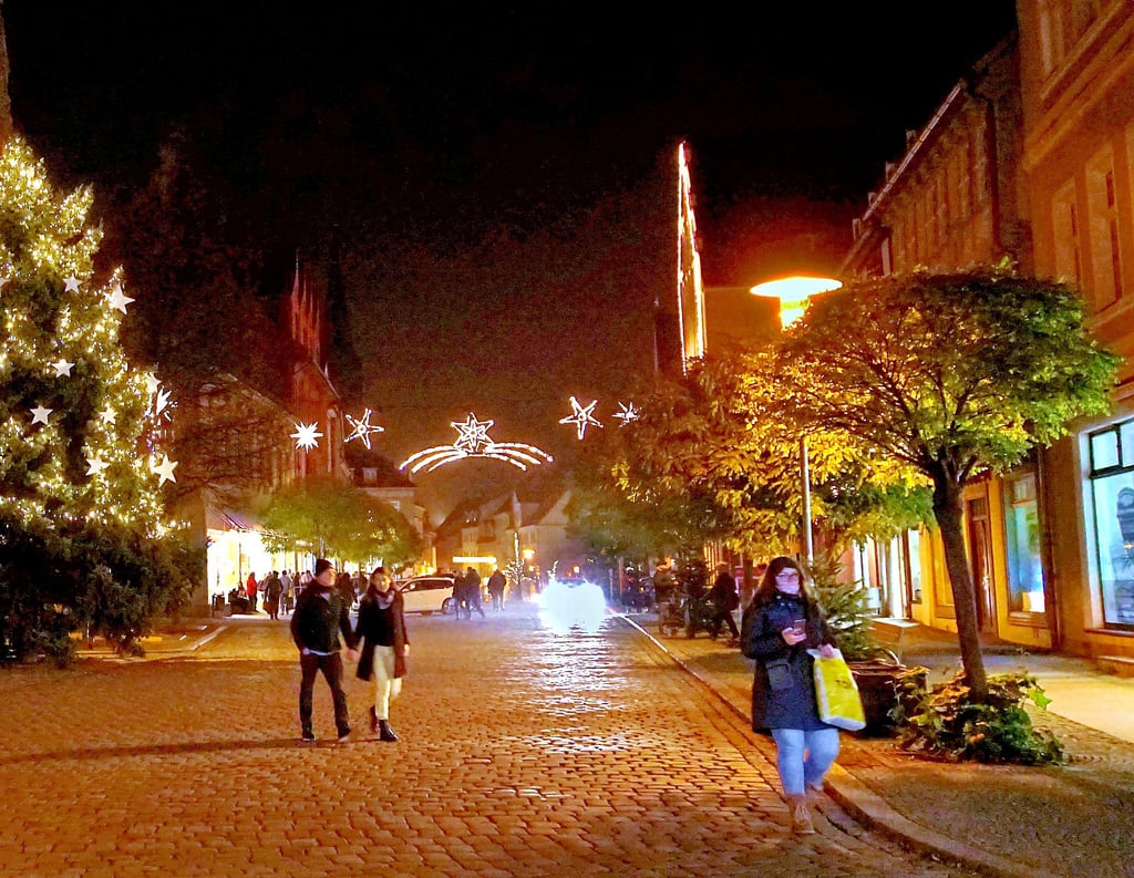 Zum Lichtereinkauf wird die Stadt schön geschmückt. Viele Lichterketten, aber auch Kerzen und Feuerkörbe verbreiten eine anheimelnde Atmosphäre.