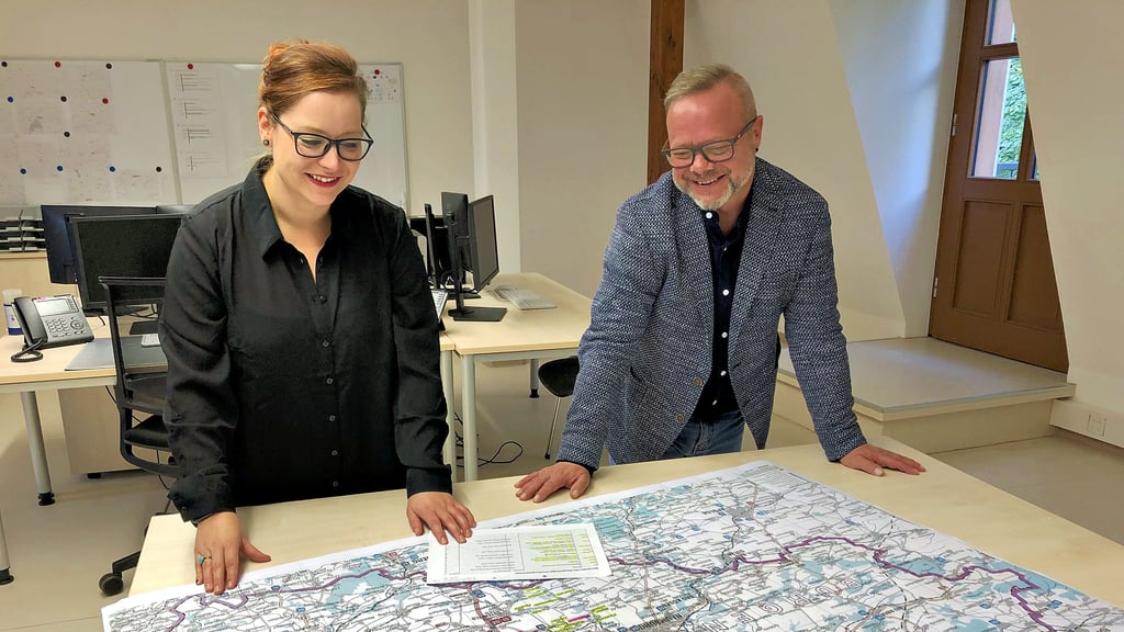 Sie arbeiten in der Erhebungsstelle für den Zensus 2022 in Weißenfels: Annekatrin Schinol und Frank Ruck.