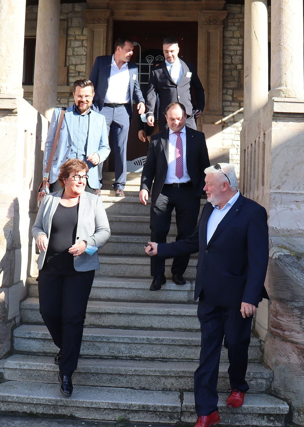 Sozialministerin Petra Grimm-Benne wurde von Thomas Görner, Gründer und Inhaber der Froximun AG (vorn), über das Firmengelände geführt und mit der Produktion vertraut gemacht.