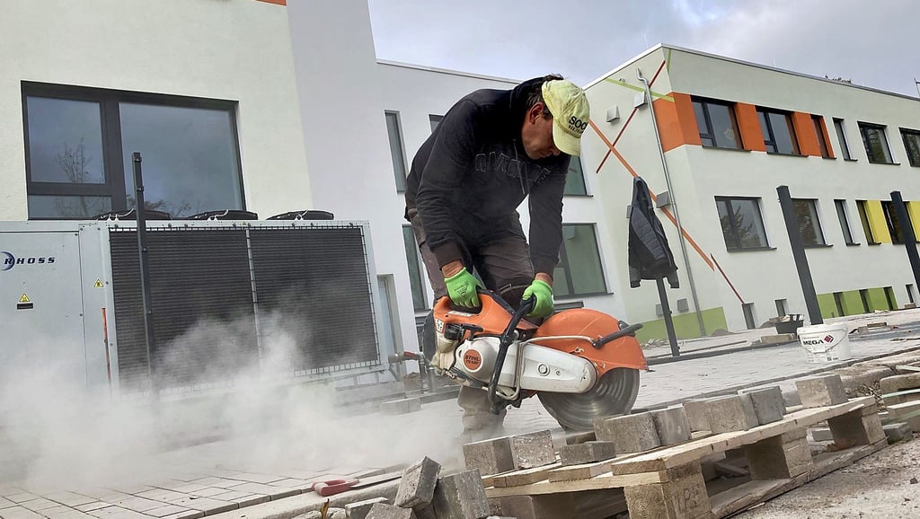 Mitarbeiter der EP-Bau GmbH wie Polier Marko Zickner sind aktuell dabei, das Umfeld der Sekundarschule an der Freien Straße zu gestalten.
