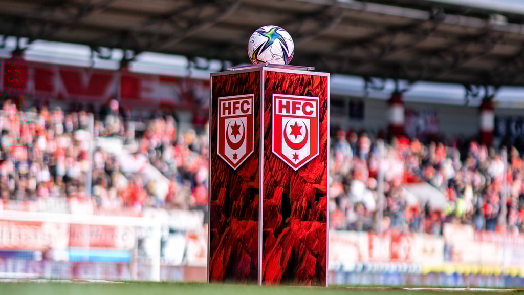 Der Spielball liegt vor Anpfiff eines HFC-Heimspiels bereit.