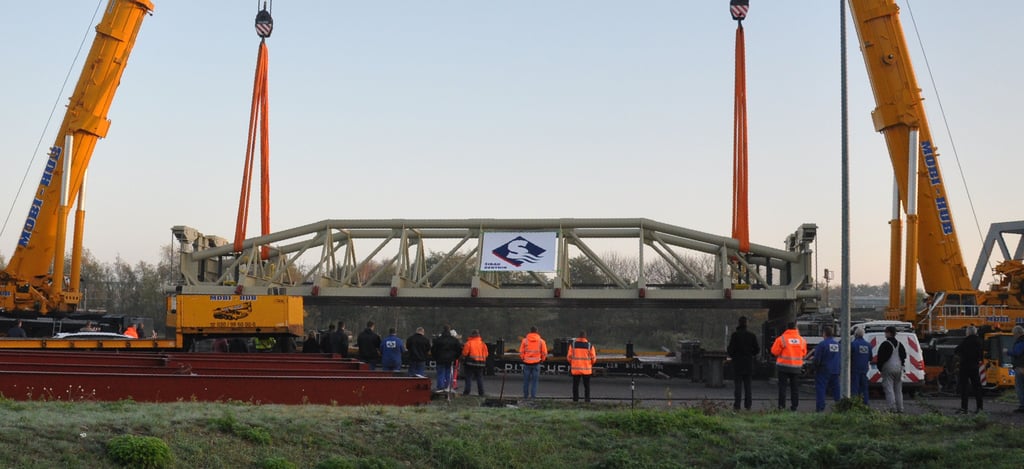 Verladen eines Wehrschütz bei der Firma Sibau in Genthin.