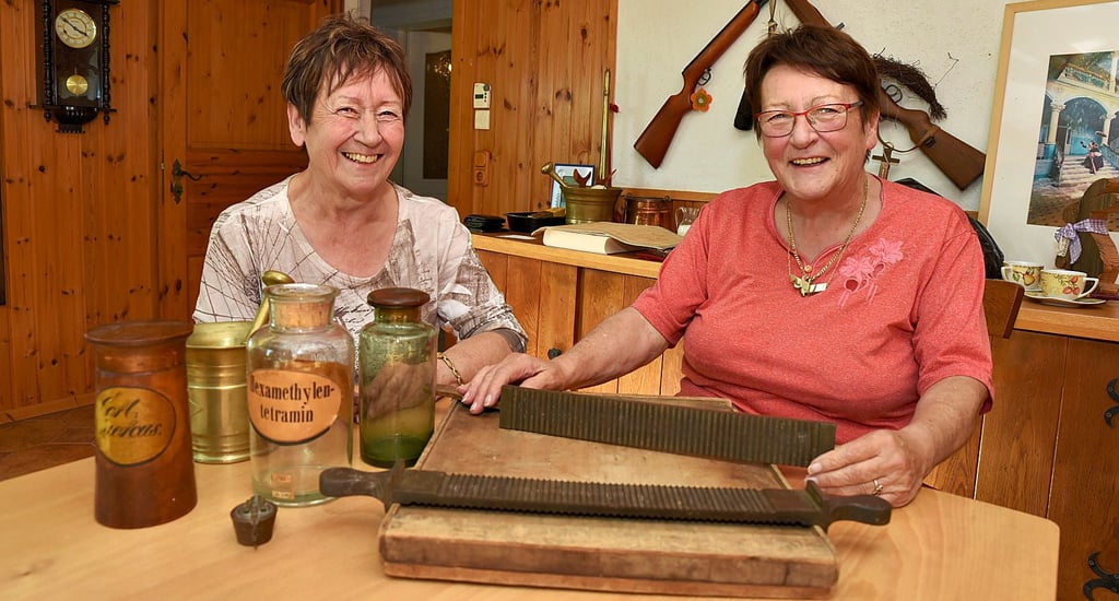 Karl Beyers Töchter Christiane Große (l.) und Petra Grimm haben einiges Apothekenzubehör aufbewahrt. Im Vordergrund rechts ein „Pillenbrett“, mit dem Pillen per Hand konfektioniert wurden.