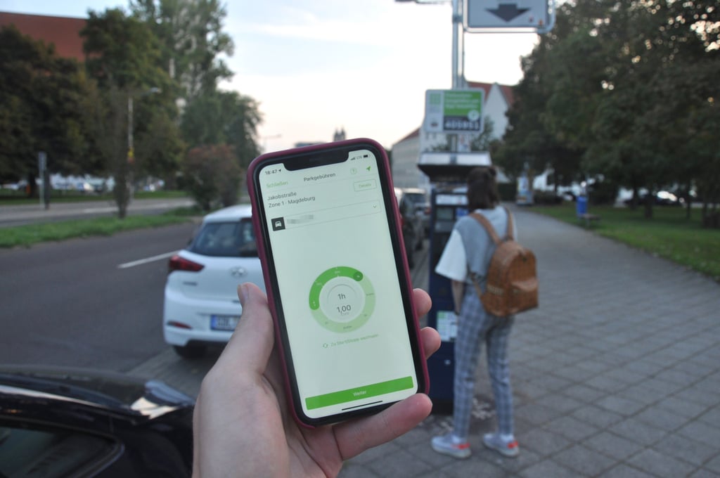Ticketbuchung per App: Seit fast 30 Jahren sind die Parkgebühren in Sachsen-Anhalt auf maximal 50 Cent je angebrochener halber Stunde gedeckelt. Die Grünen wollen das ändern. Das soll die Innenstädte entlasten und den Nahverkehr stärken.