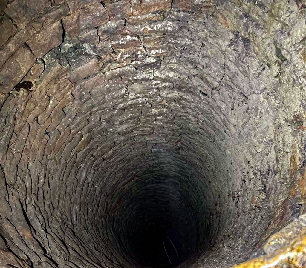Ein Blick in den geöffneten Brunnen nahe des Klosters