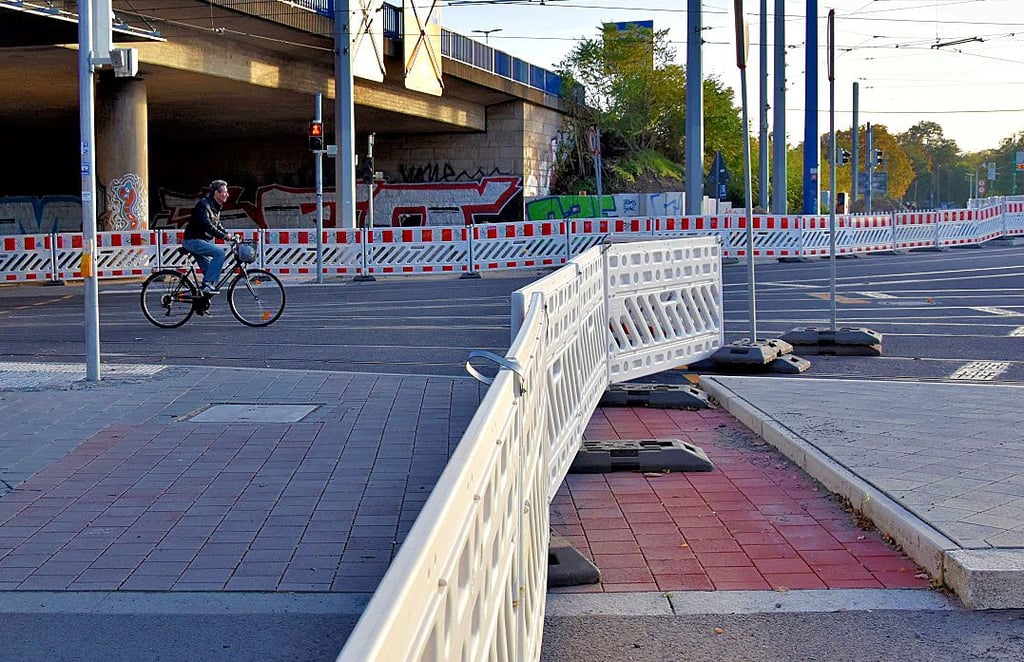 Von der roten Lasur am Damaschkeplatz, die, wie rechts im Bild zu sehen, den Radweg markieren soll, ist kaum noch etwas zu sehen. Sie hält dem Abrieb bei starker Nutzung nicht stand.