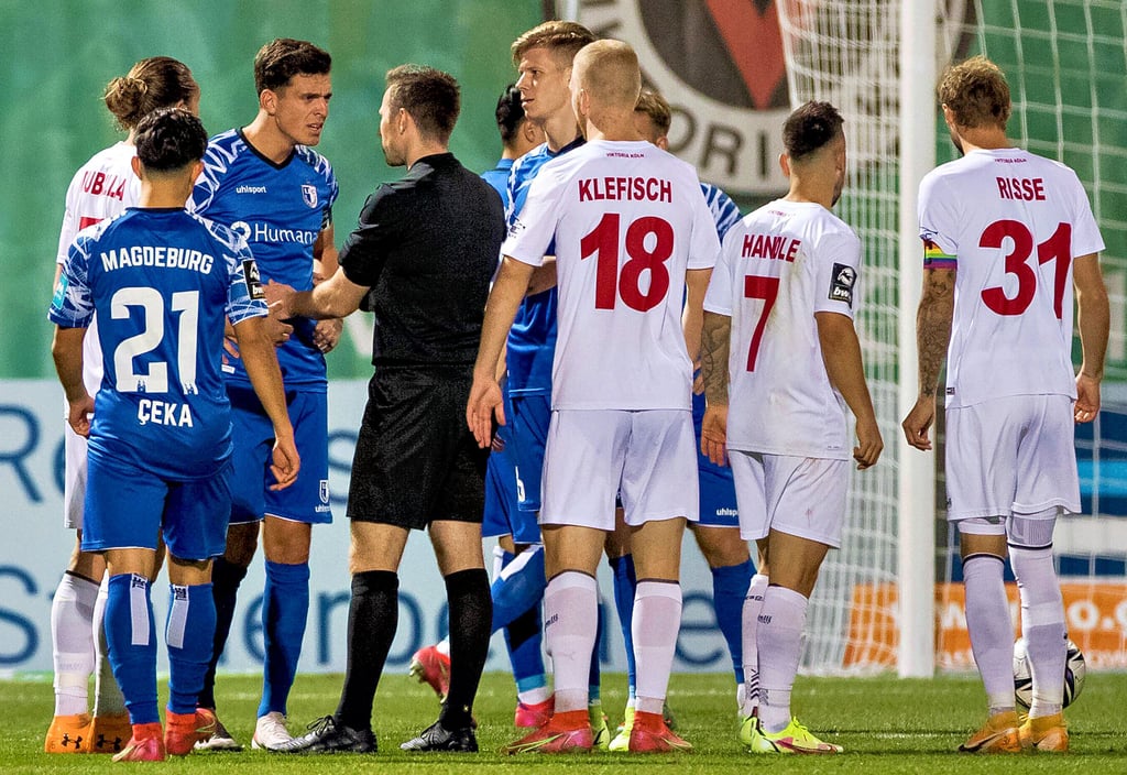 Tobias Müller (links) konnte es nicht fassen: Schon in der dritten Minute zückte Schiedsrichter Lukas Benen für eine Notbremse die Rote Karte gegen den Kapitän des 1. FC Magdeburg – es wurde ein Abend zum Vergessen für den Tabellenführer.