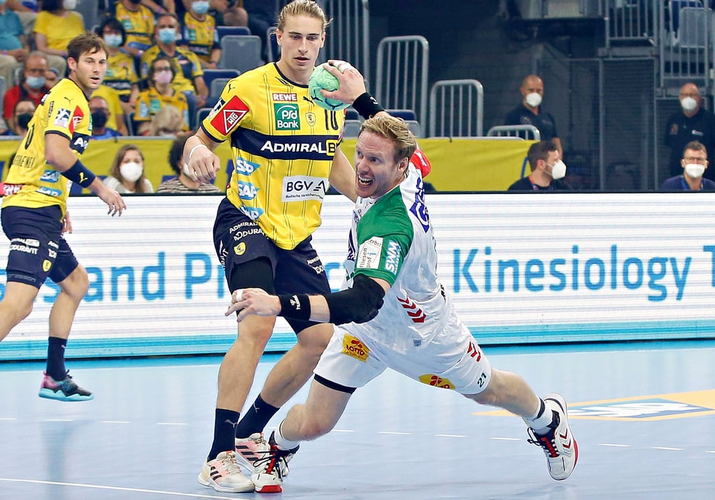 SCM-Kreisläufer Magnus Gullerud setzt sich hier im Spiel bei den RN Löwen gegen Juri Knorr durch.