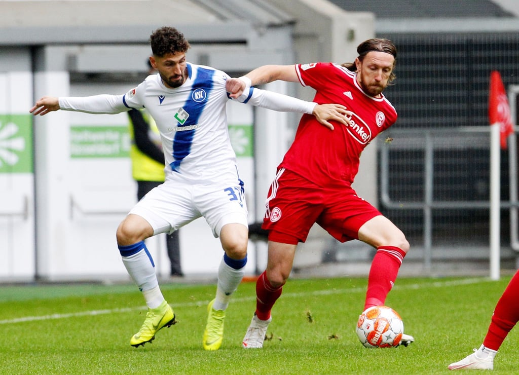 Der Düsseldorfer Bodzek (r) und der Karlsruher Kaufmann kämpfen um den Ball.
