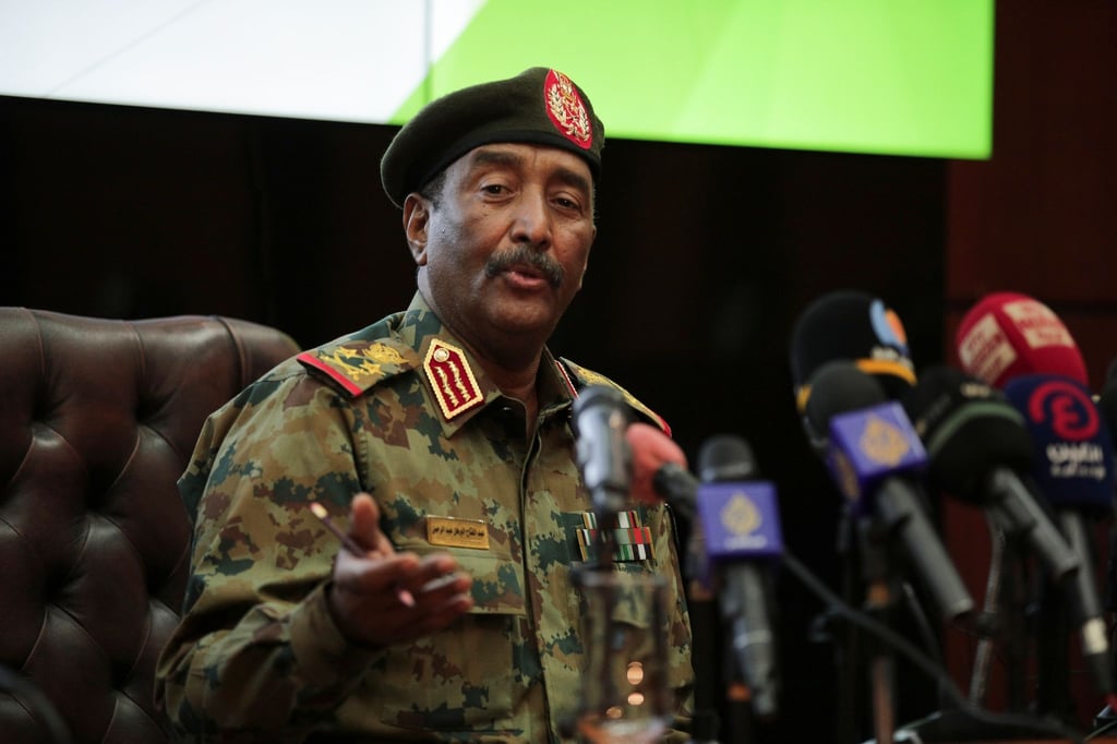 General Abdel Fattah al-Burhan, höchster Militärvertreter im Sudan, spricht während einer Pressekonferenz im Generalkommando der Streitkräfte in Khartum.