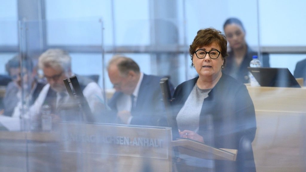 Petra Grimm-Benne (SPD), Ministerin für Arbeit, Soziales, Gesundheit und Gleichstellung in Sachsen-Anhalt spricht im Penarsaal des Landtages. Grimm-Benne kündigt an, dass es in Sachsen-Anhalt auch im Winter Corona-Maßnahmen geben soll.