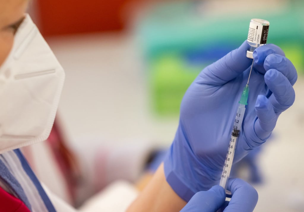 Eine Impfung mit dem Impfstoff von Biontech/Pfizer wird vorbereitet. (Archivbild)