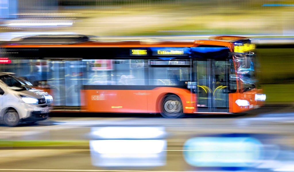 Bus und Auto sind Konkurrenten: Der Öffentliche Nahverkehr sucht nach Wegen, um Kundschaft zu gewinnen.