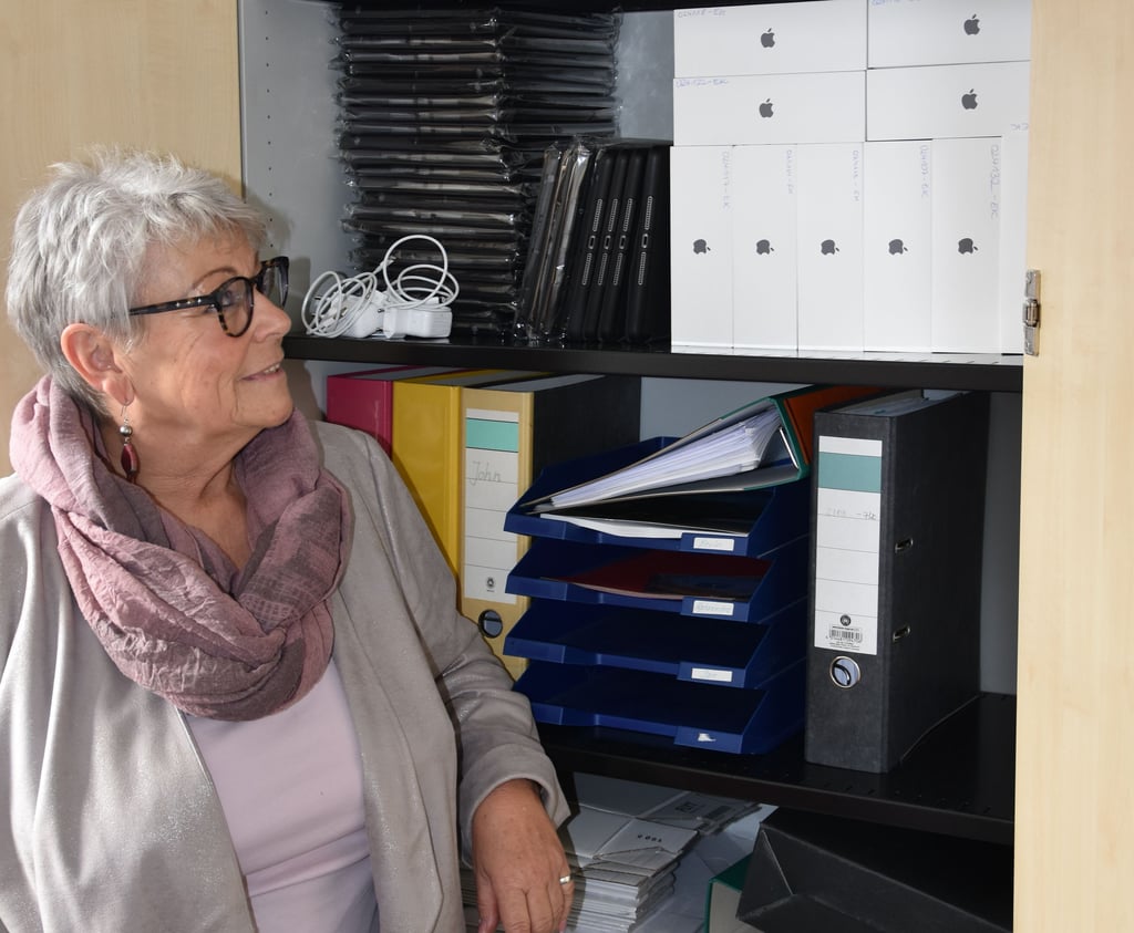 Ute Lehrmann, Schulleiterin der Erich-Kästner-Grundschule, zeigt die ipads, die an ihrer Schule wegen fehlenden Glasfaseranschlusses nicht genutzt werden können.