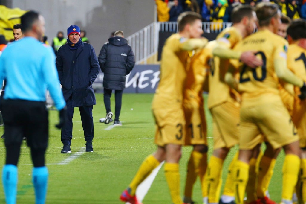 José Mourinho (l) musste mit AS Rom eine heftige Packung bei FK Bodö/Glimt hinnehmen.