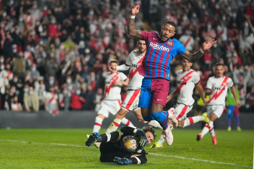 Memphis Depay (oben) musste sich mit dem FC Barcelona bei Rayo Vallecano geschlagen geben.