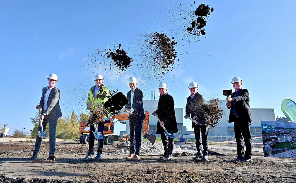 Erster Spatenstich gestern für den Neubau des Block 3 des Müllheizkraftwerkes Rothensee. Hier zu sehen von links: Frank Brinkmann (Geschäftsführer Matthai), Thomas Pietsch (Sprecher der Geschäftsführung SWM), Rolf Oesterhoff (Geschäftsführer MHKW), OB Lutz Trümper, Bernhard M. Kemper (Vorsitzender der Geschäftsführung EEW GmbH), und Ralf Borghardt (MHKW Rothensee).