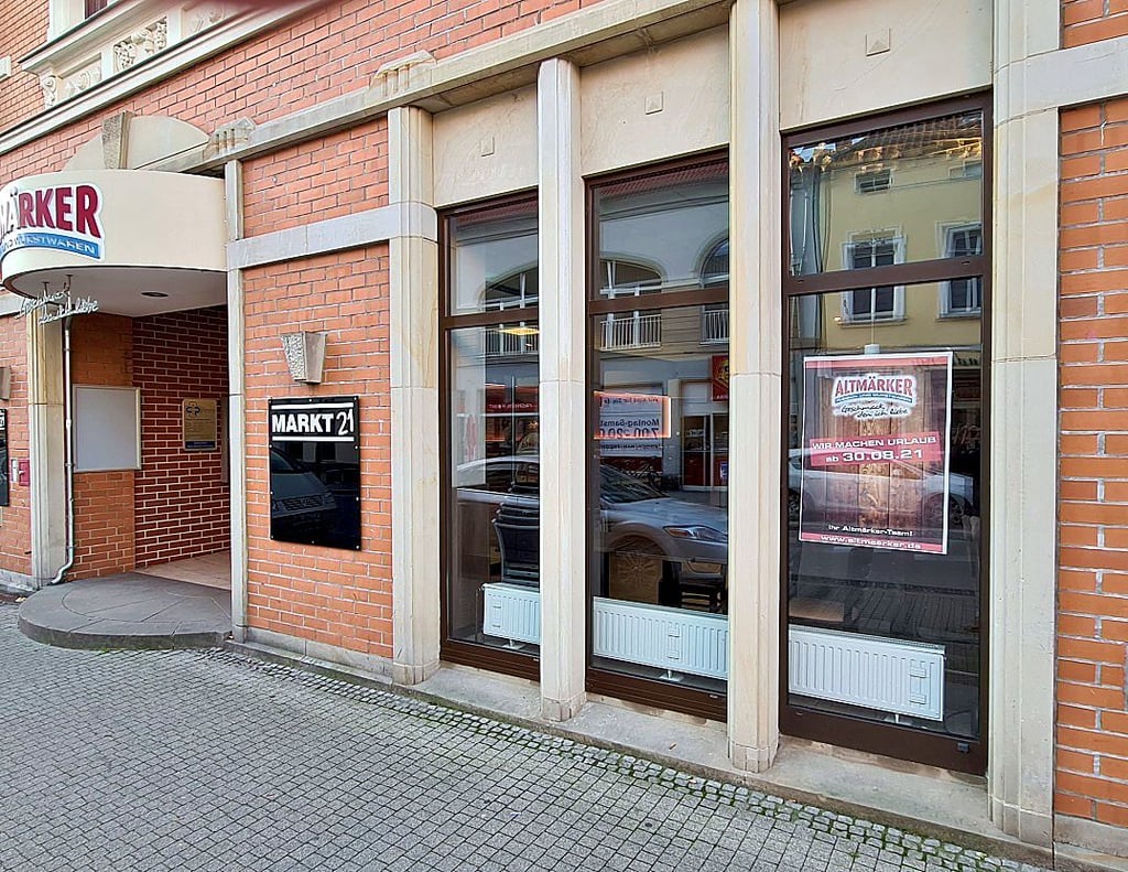 Seit Wochen ist die Filiale in der Burger Innenstadt geschlossen. Wegen Urlaubs, wie ein Plakat im Fenster glauben lässt.
