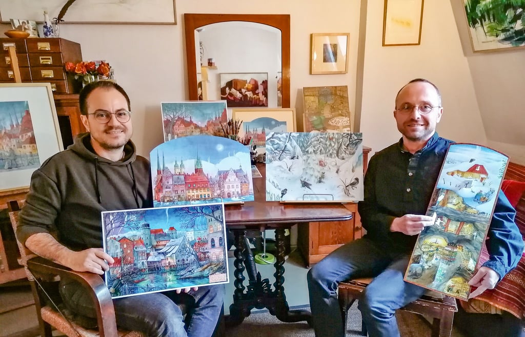 Adventsstimmung: Gabriel Walther (links) und Noah Klotzsche haben neue Adventskalender gestaltet. Wer Lust auf ein älteres Motiv hat, kann aber auch das bestellen.
