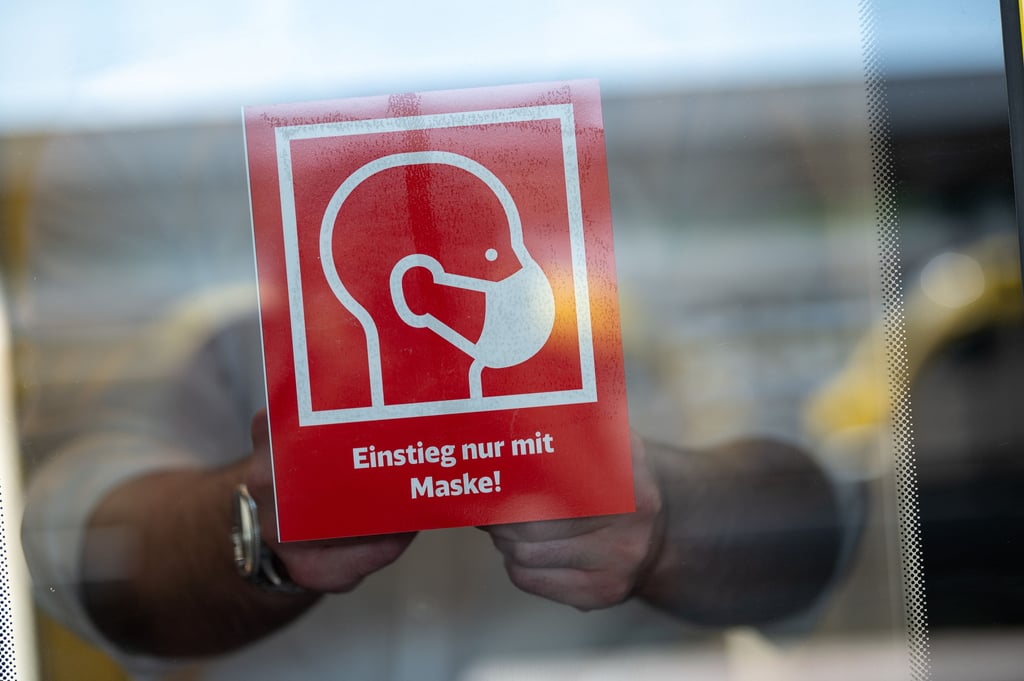Nachdem eine Frau mit positivem Corona-Test in Quarantäne geschickt wurde, hat sie absichtlich andere Menschen angehustet.