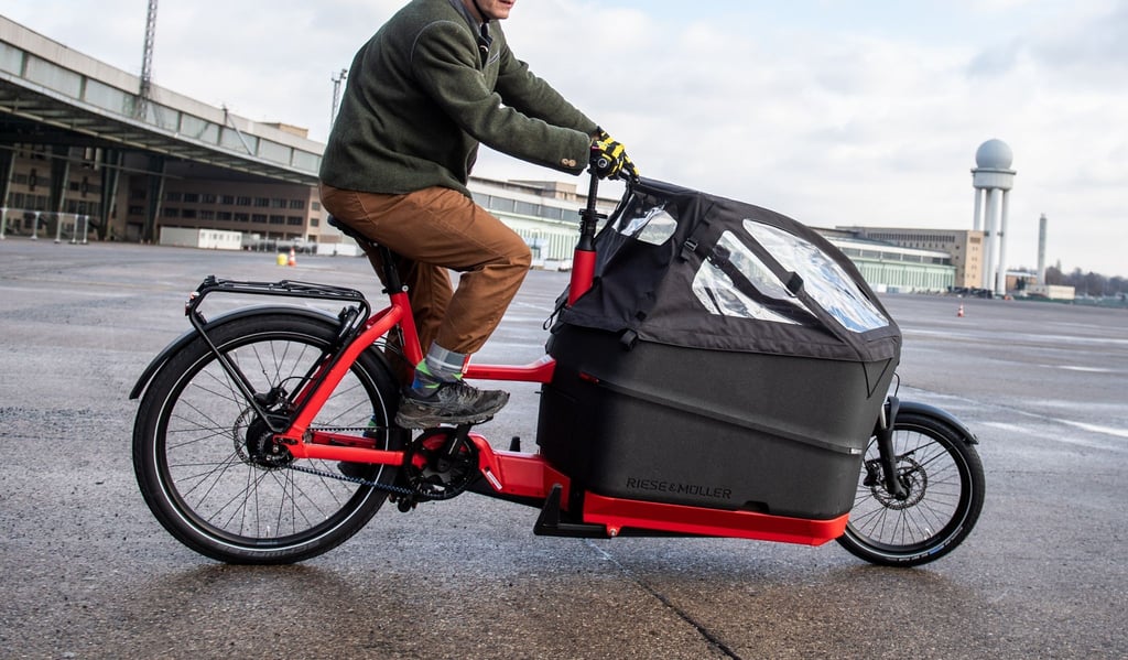 E-Lastenräder fahren sich nicht ganz so einfach. Deshalb sollte man sie ausprobieren, bevor man kauft.