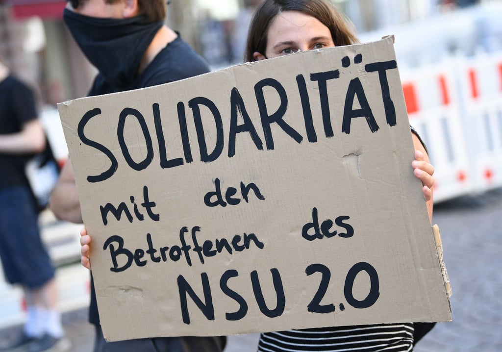 Eine Demonstrantin hält während einer Kundgebung in Wiesbaden ein Plakat mit der Aufschrift „Solidarität mit den Betroffenen des NSU 2.0“ (Archiv). Die Staatsanwaltschaft hat gegen den mutmaßlichen Verfasser der „NSU 2.0“-Drohschreiben Anklage erhoben.