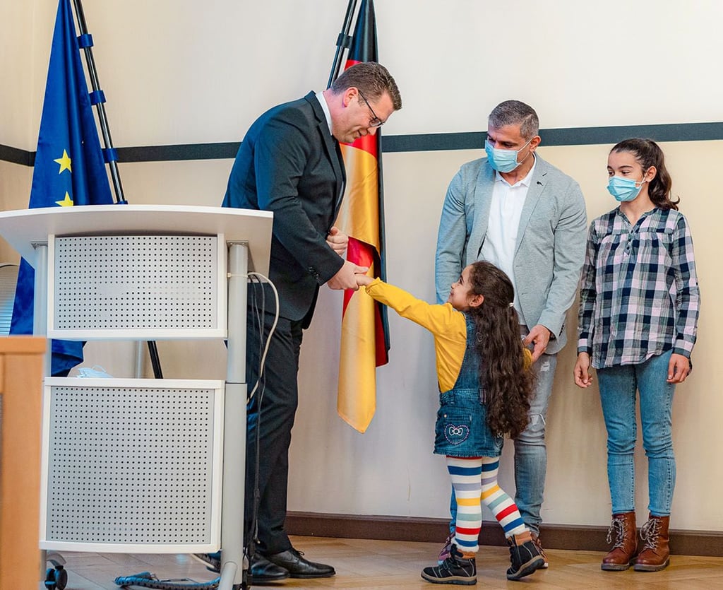 Landrat Christian Tylsch hat in einer kleinen Feierstunde unter anderem Aykin, Ayan Andreea und Wisam Igbara aus Bad Schmiedeberg als neue deutsche Mitbürger begrüßt.