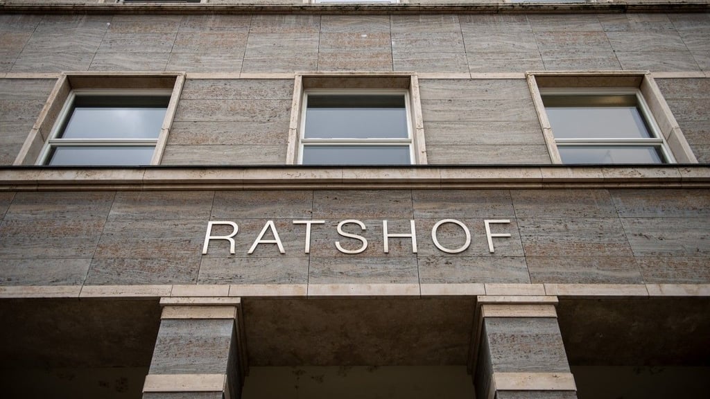 Der Eingang zum Ratshof. Nach Daten des Landesrechnungshofs hat die Stadt Halle mehreren Mitarbeitern der Stadtverwaltung zu hohe Löhne gezahlt.