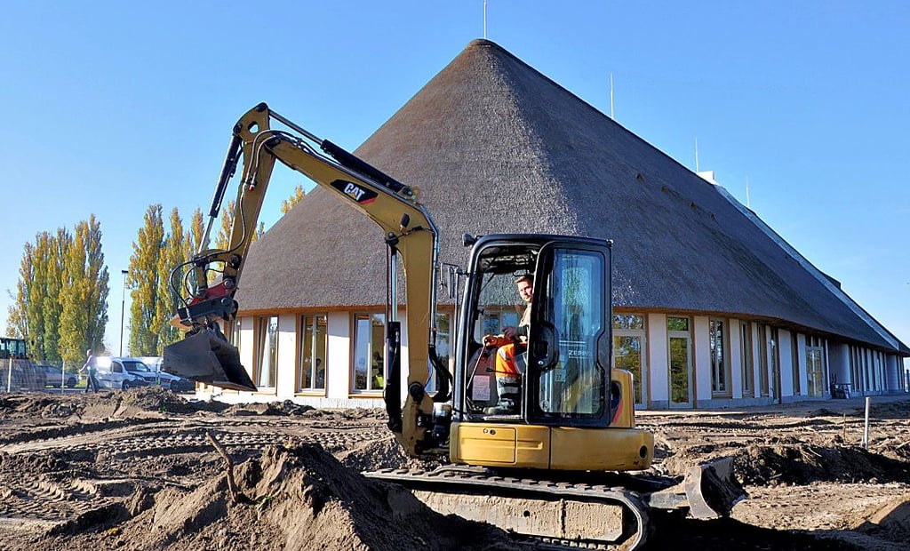 Arbeiten auf dem Außengelände des neuen Hauses in Hohenberg-Krusemark. Die Kita erhält einen großzügigen Spielbereich.