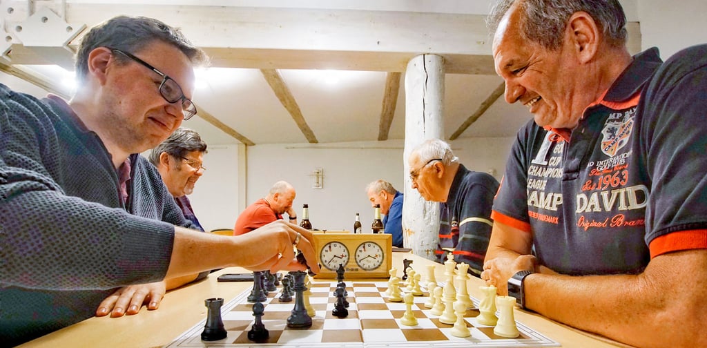 Matthias Ganter (re.) und Steven Wiese kommen gern zu den Treffen der Schachgruppe im Kulturkreis Adam Olearius in das Rondell.