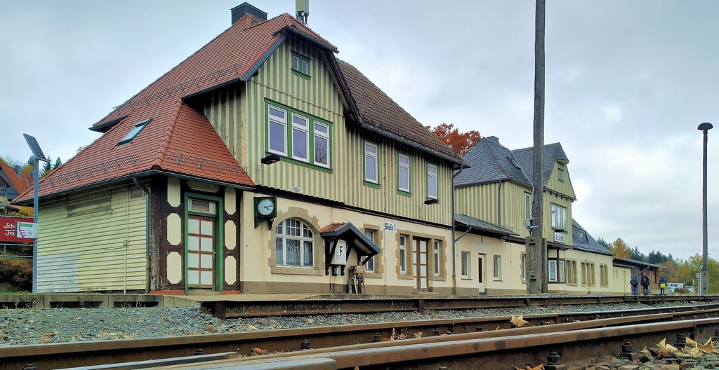 Am Bahnhof Elend halten zwar die Harzquerbahn-Züge zwischen Wernigerode und Nordhausen, doch das Empfangsgebäude steht seit Jahren leer.