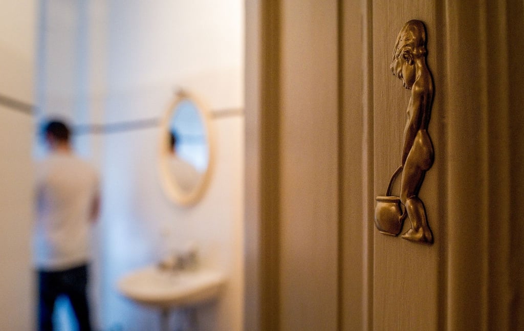 Beschwerden beim Urinieren können ihre Ursache in der Prostata haben.