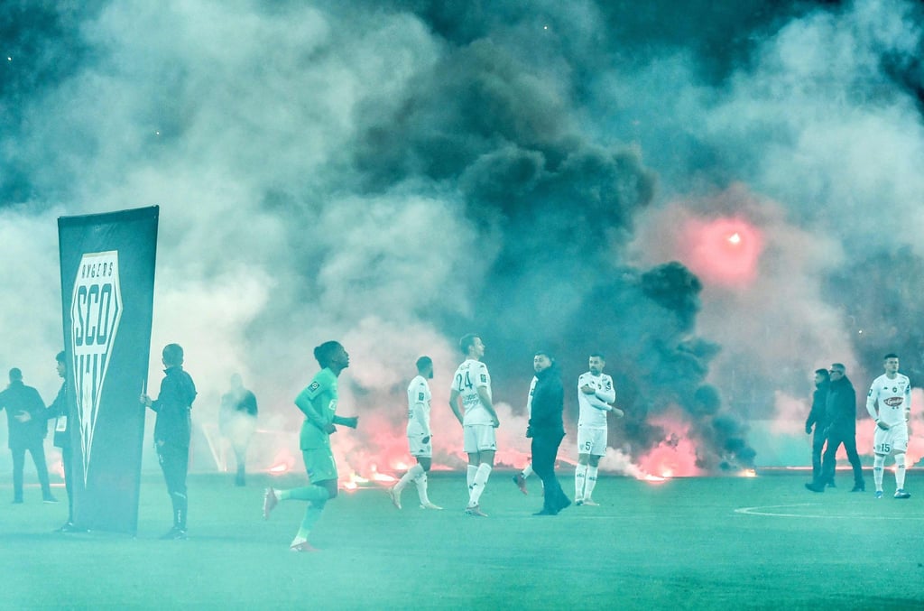 Die Partie zwischen AS St. Étienne und SCO Angers wurde erst mit knapp einstündiger Verspätung angepfiffen.