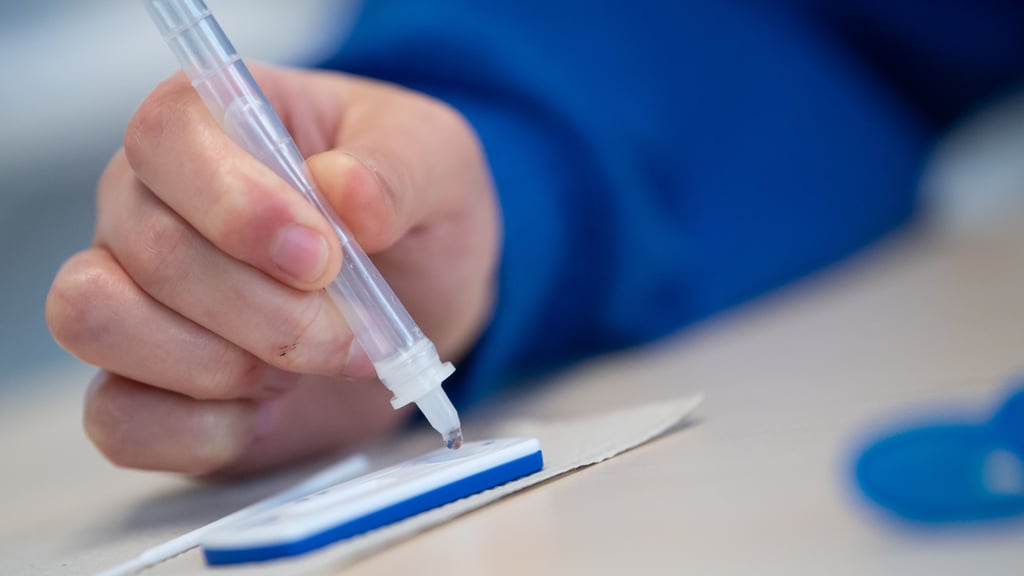 Eine Schülerin führt einen Corona-Schnelltest durch.