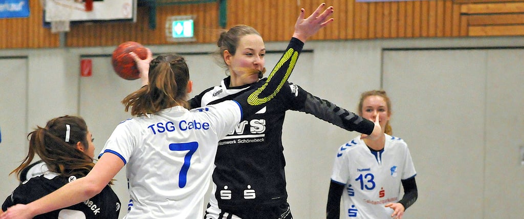 Zuletzt trafen die Schönebeckerinnen um Vivien Goldgraebe (Foto/am Ball) im Januar 2020 auf die Handballerinnen der TSG Calbe. Vor über einem Jahr hatten die Elbestädterinnen das bessere Ende für sich.
